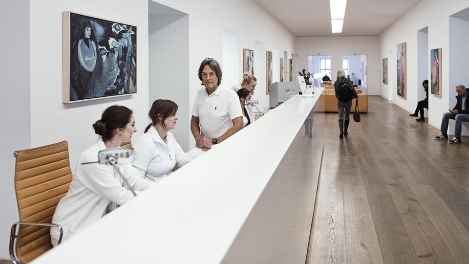 Berühmtester Sportmediziner Deutschlands: Holz, Licht, Kunst, klare Linien: Der Lebensmittelpunkt von "Mull", wie er seit Schultagen genannt wird, sind die Behandlungsräume an der Dienerstraße Holz, Licht, Kunst, klare Linien: Der Lebensmittelpunkt von "Mull", wie er seit Schultagen genannt wird, sind die Behandlungsräume an der Dienerstraße