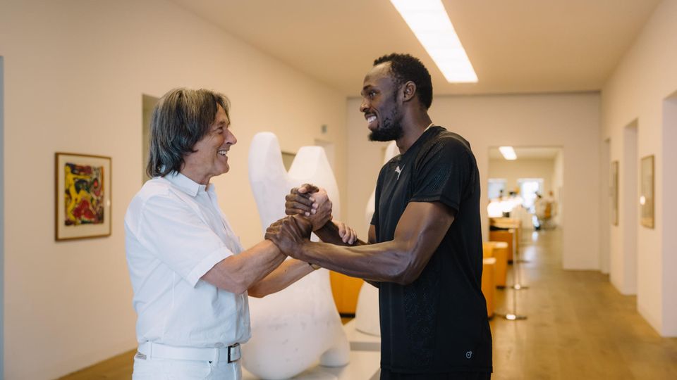 Berühmtester Sportmediziner Deutschlands: Der Ausnahmesprinter Usain Bolt kommt seit vielen Jahren in Müller-Wohlfahrts Münchner Praxis – für ihn wurde der Arzt zu "einem zweiten Vater" Der Ausnahmesprinter Usain Bolt kommt seit vielen Jahren in Müller-Wohlfahrts Münchner Praxis – für ihn wurde der Arzt zu "einem zweiten Vater"