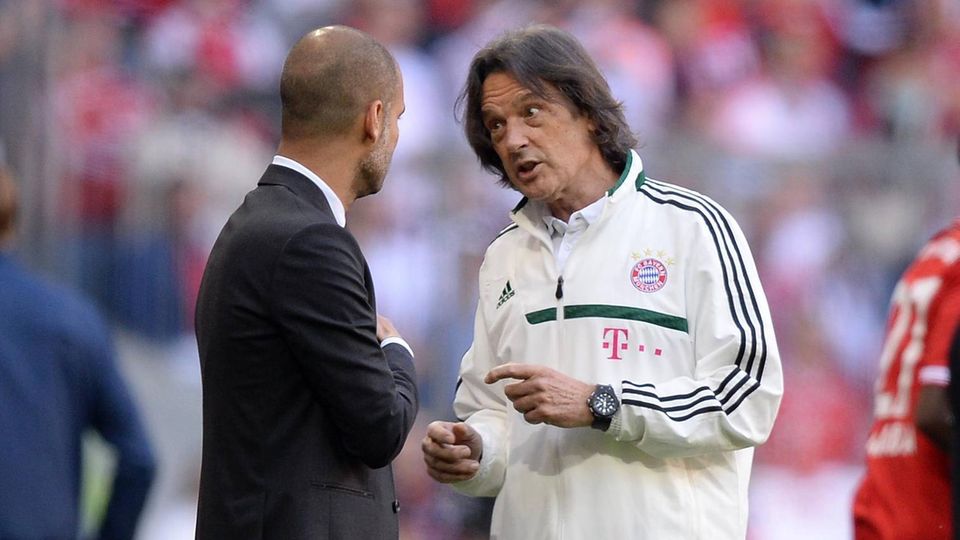 Berühmtester Sportmediziner Deutschlands: 2013 mit Trainer Pep Guardiola, der ihn nach Jahrzehnten von der Bayern-Bank vertrieb 2013 mit Trainer Pep Guardiola, der ihn nach Jahrzehnten von der Bayern-Bank vertrieb