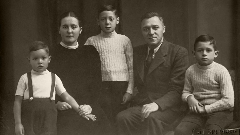 In guten und in schlechten Tagen: Müller-Wohlfahrt 1945 als Kind mit seinen Eltern und den größeren Brüdern