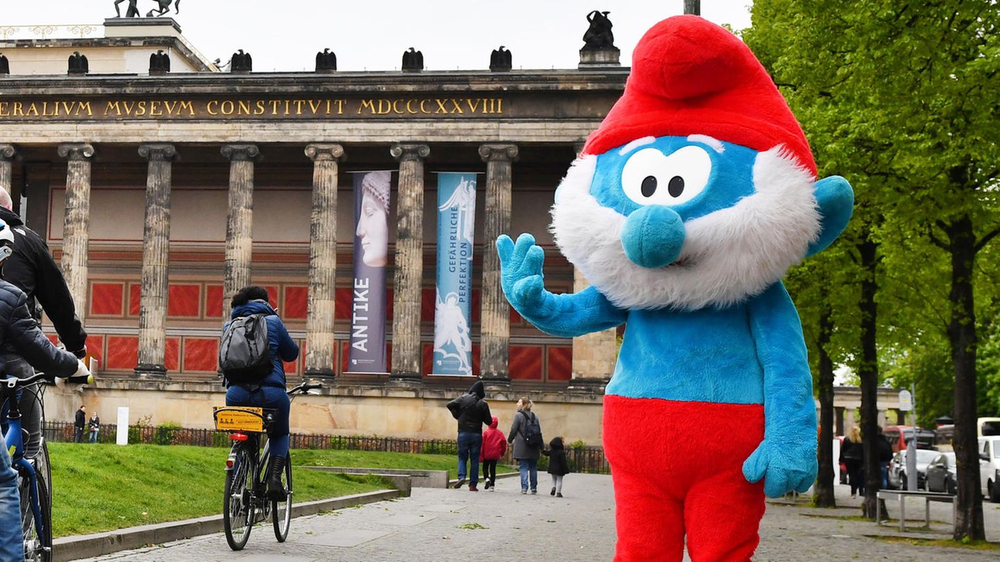 Papa-Schlumpf (Kostüm) steht auf einem Bürgersteig