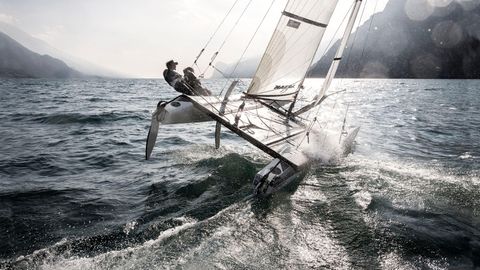 Ganz in Ruhe Segeln auf dem Gardasee  Der Gardasee ist vor allem an seinem Nordufer ein traumhaftes Refugium für Segler und Surfer. Wo kann man sonst vor mediterran-alpiner Kulisse dem Wassersport nachgehen? Der Wind "Ora" sorgt für eine verlässlich stetige Brise und es herrscht Ruhe: Das gesamte Nordufer ist für Motorboote gesperrt. Rund um den See gibt es reichlich Segelausrüster und Vermieter von Segelbooten aller Art.