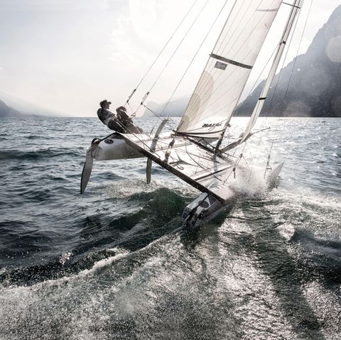 Ganz in Ruhe Segeln auf dem Gardasee  Der Gardasee ist vor allem an seinem Nordufer ein traumhaftes Refugium für Segler und Surfer. Wo kann man sonst vor mediterran-alpiner Kulisse dem Wassersport nachgehen? Der Wind "Ora" sorgt für eine verlässlich stetige Brise und es herrscht Ruhe: Das gesamte Nordufer ist für Motorboote gesperrt. Rund um den See gibt es reichlich Segelausrüster und Vermieter von Segelbooten aller Art.