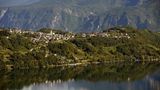Wasserski auf dem Caldonazzosee  Der Caldonazzosee ist nach dem Gardasee das zweitgrößte Gewässer im Trentino. Neben Segeln, Surfen und Kanuten ist es der einzige See, auf dem man Wasserski fahren kann – und entspannt baden. Klimatisch günstig gelegen erreicht die Wassertemperatur im Hochsommer rund 24 Grad. Die perfekte Abkühlung also. Nicht umsonst gibt es an den Ufern so viele freie Strände sowie Bars und Restaurants.  