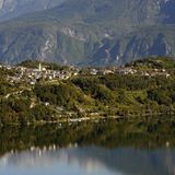 Wasserski auf dem Caldonazzosee  Der Caldonazzosee ist nach dem Gardasee das zweitgrößte Gewässer im Trentino. Neben Segeln, Surfen und Kanuten ist es der einzige See, auf dem man Wasserski fahren kann – und entspannt baden. Klimatisch günstig gelegen erreicht die Wassertemperatur im Hochsommer rund 24 Grad. Die perfekte Abkühlung also. Nicht umsonst gibt es an den Ufern so viele freie Strände sowie Bars und Restaurants.  