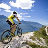 Mountain-Bike-Parks  Vom Anfänger bis zum Profi-Biker in den Trentiner Bike-Parks dürfte jeder seine persönliche Herausforderung finden. Im Fassa Bike Resort geht es über schlammigen Untergrund talabwärts. Auf der Downhill-Strecke im Brenta Bike Park in Pinzolo geht es vom Doss del Sabion in 2100 Metern auf  1000 Meter hinunter Im Bike Park Garda Trentino geht es in einer rasanten Downhill-Abfahrt hinab zum Gardasee. Auf der Hochebene Alpe Cimbra bietet der Bike Park Lavarone umfangreiche Enduro-, Downhill- und Gravity-Strecken. Wer mit der Familie unterwegs ist, besucht die San Martino Bike Arena oder den Bike Park Passo Tonale. Beide Familien-Bike-Parks warten auch mit kindertauglichen Strecken verschiedener Schwierigkeitsgrade auf.