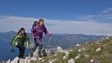 Eldorado für Wanderer  Die Trentiner Voralpen sind ein Eldorado für Wanderer, weil es auf vergleichsweise kleinem Raum eine enorme Vielfalt bietet. Von der einfachen Route entlang an grandiosen Ausblicken auf tiefblaue Seen und wilden Flüssen bis zur 17-Kilometer langen Trekking-Tour mit Klettereinlagen. Wer gern auf ein konkretes Ziel loswandert, kann sich zum Beispiel das Künstlerdorf Canale als Etappe einplanen oder die berühmten Festungen am Monte Zugna oder Monte Brione aus dem Ersten Weltkrieg.