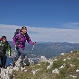 Eldorado für Wanderer  Die Trentiner Voralpen sind ein Eldorado für Wanderer, weil es auf vergleichsweise kleinem Raum eine enorme Vielfalt bietet. Von der einfachen Route entlang an grandiosen Ausblicken auf tiefblaue Seen und wilden Flüssen bis zur 17-Kilometer langen Trekking-Tour mit Klettereinlagen. Wer gern auf ein konkretes Ziel loswandert, kann sich zum Beispiel das Künstlerdorf Canale als Etappe einplanen oder die berühmten Festungen am Monte Zugna oder Monte Brione aus dem Ersten Weltkrieg.