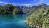 Ideal für Segel- und Surf-Novizen: Der Ledrosee  Segel und Surfanfänger dürften sich auf dem Lago di Ledro (Ledrosee) wohler als auf dem großen Nachbargewässer fühlen. Der malerische Badesee liegt nordwestlich vom Gardasee in 650 Meter Höhe und bietet viele Badebuchten an seinem türkis blauen Wasser. Wie alle Bergseen ist er jedoch relativ kalt, über 22 Grad warm wird das Wasser auch im Hochsommer nicht.