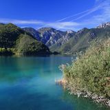 Ideal für Segel- und Surf-Novizen: Der Ledrosee  Segel und Surfanfänger dürften sich auf dem Lago di Ledro (Ledrosee) wohler als auf dem großen Nachbargewässer fühlen. Der malerische Badesee liegt nordwestlich vom Gardasee in 650 Meter Höhe und bietet viele Badebuchten an seinem türkis blauen Wasser. Wie alle Bergseen ist er jedoch relativ kalt, über 22 Grad warm wird das Wasser auch im Hochsommer nicht.