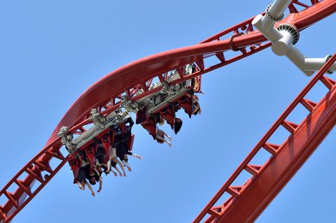 Passagiere in einer Achterbahn