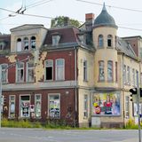 Gesellschaftshaus Wintergarten in Gera  Ruine am Ende der Kaiserstraße im Stadtteil Pforten: Während der DDR-Zeit wurde die Straße in Ernst-Thälmann-Straße umbenannt und aus dem Gesellschaftshaus das Klubhaus der Arbeiter der benachbarten Textilfabik.