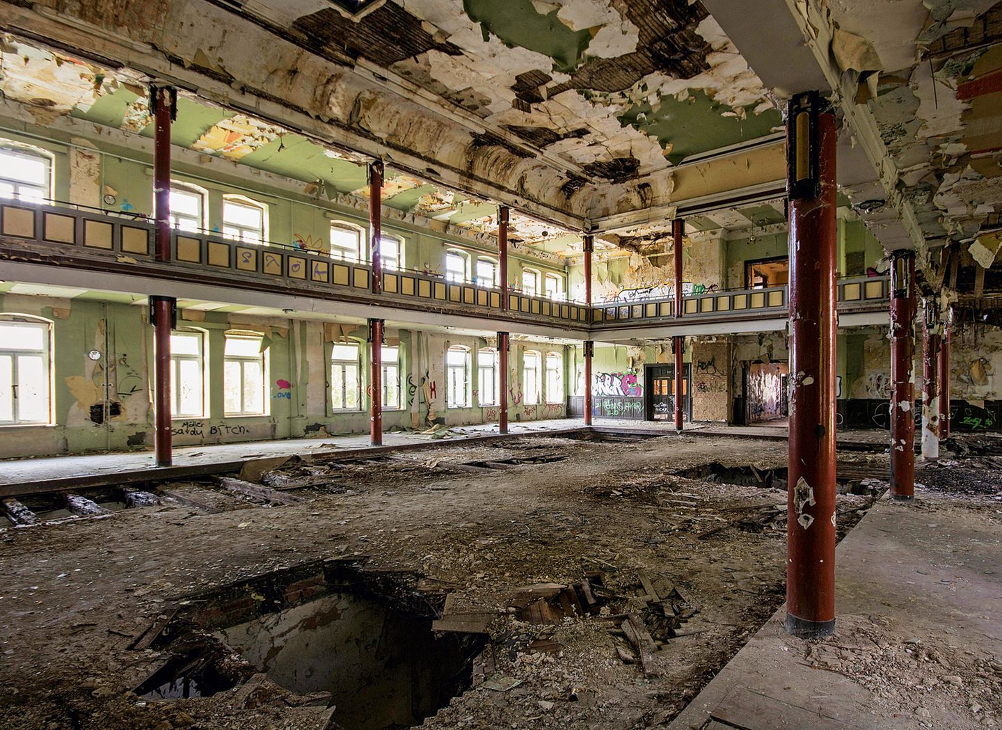 Gesellschaftshaus Wintergarten in Gera  Es war einmal ein Ballsaal: In dem 1896 eröffneten Pfortener Gesellschaftshaus wurden über mehrere Generationen hinweg rauschende Feste gefeiert. Es gehört zu einem der 14 Objekte, die in dem Buch "Geisterstätten - Vergessene Orte in Thüringen" vorgestellt werden.