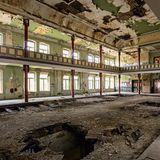 Gesellschaftshaus Wintergarten in Gera  Es war einmal ein Ballsaal: In dem 1896 eröffneten Pfortener Gesellschaftshaus wurden über mehrere Generationen hinweg rauschende Feste gefeiert. Es gehört zu einem der 14 Objekte, die in dem Buch "Geisterstätten - Vergessene Orte in Thüringen" vorgestellt werden.