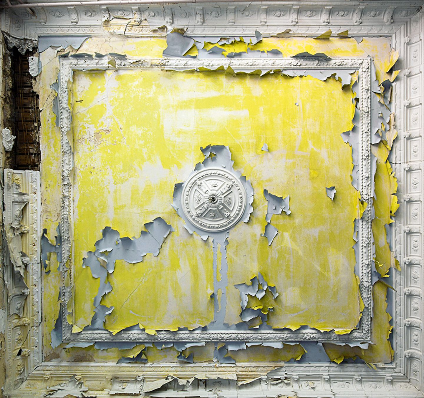 Gesellschaftshaus Wintergarten in Gera  Verblasste Pracht unter der Decke. Als nach der Wende ein Bauträger das Anwesen übernahm, sollte daraus wieder eine "Versammlungs- und Vergnügungsstätte" werden. Doch es folgten Insolvenz und Verfall.