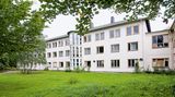Lost Places in Deutschland: Sanatorium Löhma "Sieht man über die üblichen Graffiti hinweg, hat das Sanatorium die Zeit des Leerstands fast unbeschadet überdauert", schreiben die Autoren in ihrem Buch. Es gab Pläne, dass eine Fachschule hier einziehen sollte, doch sie wurden nicht umgesetzt. Sanatorium Löhma  "Sieht man über die üblichen Graffiti hinweg, hat das Sanatorium die Zeit des Leerstands fast unbeschadet überdauert", schreiben die Autoren in ihrem Buch. Es gab Pläne, dass eine Fachschule hier einziehen sollte, doch sie wurden nicht umgesetzt.