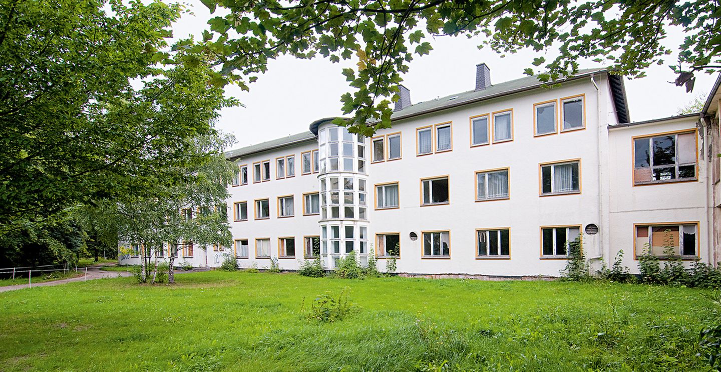 Sanatorium Löhma  "Sieht man über die üblichen Graffiti hinweg, hat das Sanatorium die Zeit des Leerstands fast unbeschadet überdauert", schreiben die Autoren in ihrem Buch. Es gab Pläne, dass eine Fachschule hier einziehen sollte, doch sie wurden nicht umgesetzt.