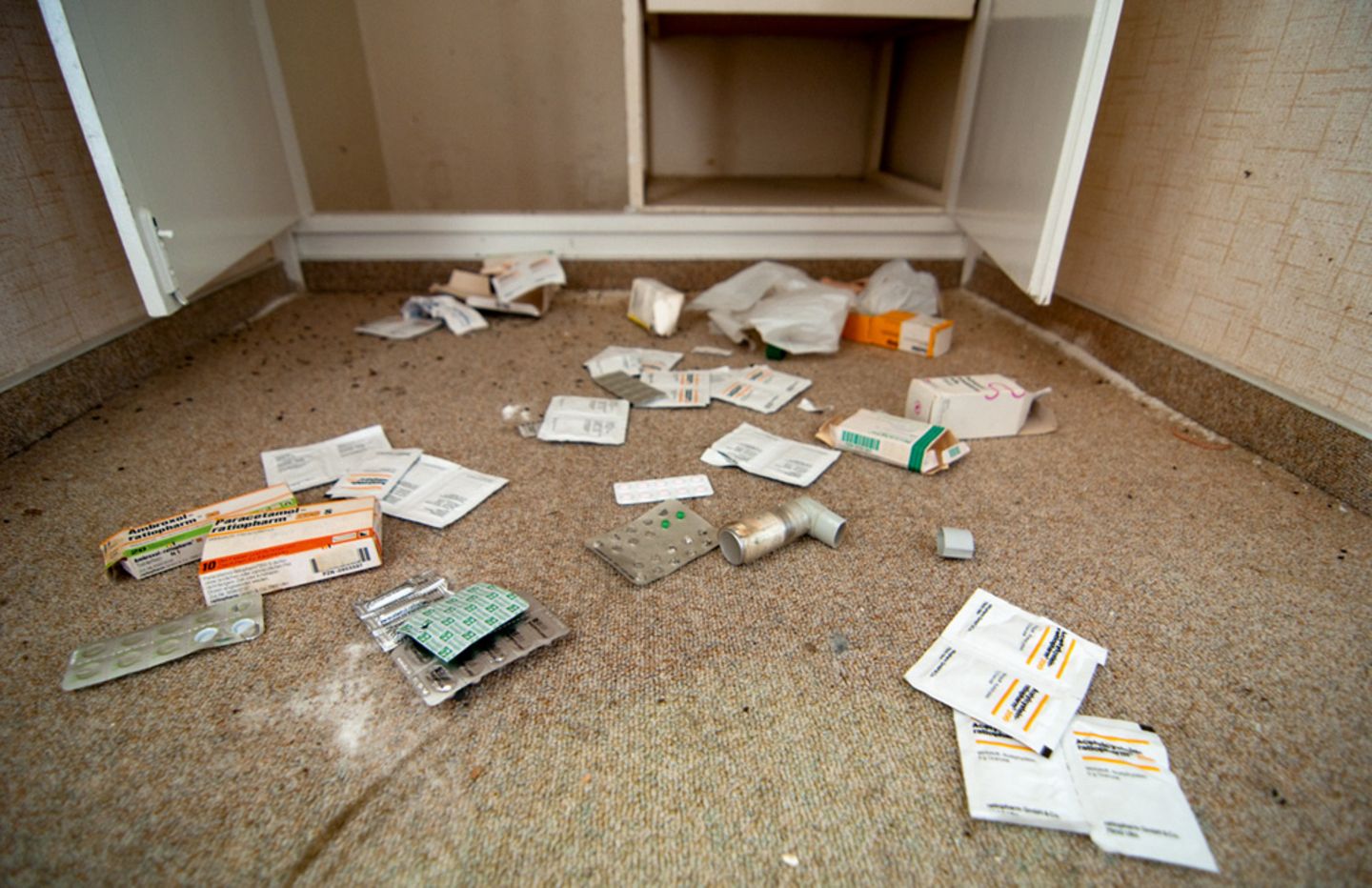 Sanatorium Löhma  In den Räumen befinden sich noch viele Akten, Polstermöbel und Medikamente. Doch das Haltbarkeitsdatum dürfte schon lange abgelaufen sein.