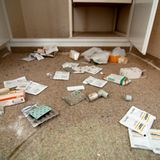 Sanatorium Löhma  In den Räumen befinden sich noch viele Akten, Polstermöbel und Medikamente. Doch das Haltbarkeitsdatum dürfte schon lange abgelaufen sein.