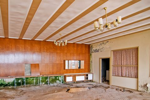 Sanatorium Löhma  Im großen Speisesaal erodiert das Parkett: Seit 1994 ist in der Reha-Klinik die Zeit stehengeblieben und das Anwesen im Thüringer Schiefergebirge verkommt seitdem.