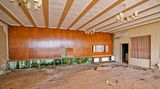 Sanatorium Löhma  Im großen Speisesaal erodiert das Parkett: Seit 1994 ist in der Reha-Klinik die Zeit stehengeblieben und das Anwesen im Thüringer Schiefergebirge verkommt seitdem.