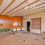 Sanatorium Löhma  Im großen Speisesaal erodiert das Parkett: Seit 1994 ist in der Reha-Klinik die Zeit stehengeblieben und das Anwesen im Thüringer Schiefergebirge verkommt seitdem.