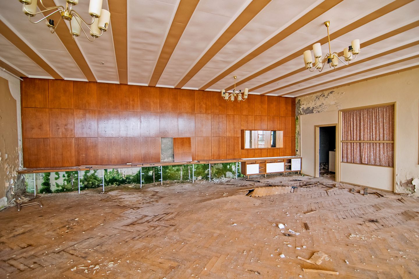Sanatorium Löhma  Im großen Speisesaal erodiert das Parkett: Seit 1994 ist in der Reha-Klinik die Zeit stehengeblieben und das Anwesen im Thüringer Schiefergebirge verkommt seitdem.