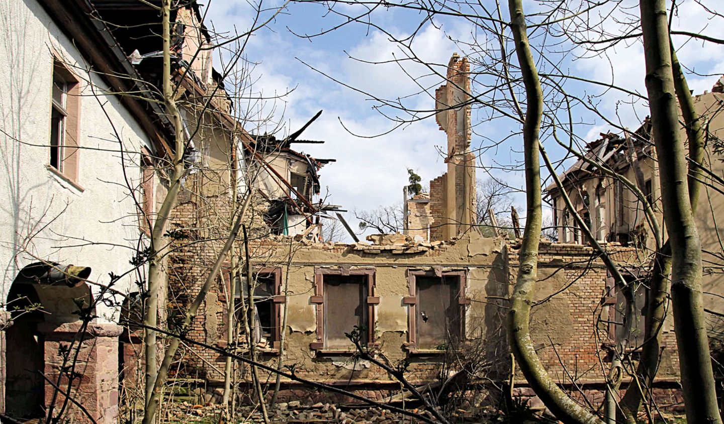 Jagdschloss Rathsfeld  Diese Schlossruine und der umgebene Park liegen in einem tiefen Schlaf. Ein Brand im Jahre 2005 zerstörte Teile des Anwesens am Kyffhäuser, wo der Sage nach in einer Höhle Kaiser Barbarossa schläft.