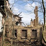 Jagdschloss Rathsfeld  Diese Schlossruine und der umgebene Park liegen in einem tiefen Schlaf. Ein Brand im Jahre 2005 zerstörte Teile des Anwesens am Kyffhäuser, wo der Sage nach in einer Höhle Kaiser Barbarossa schläft.