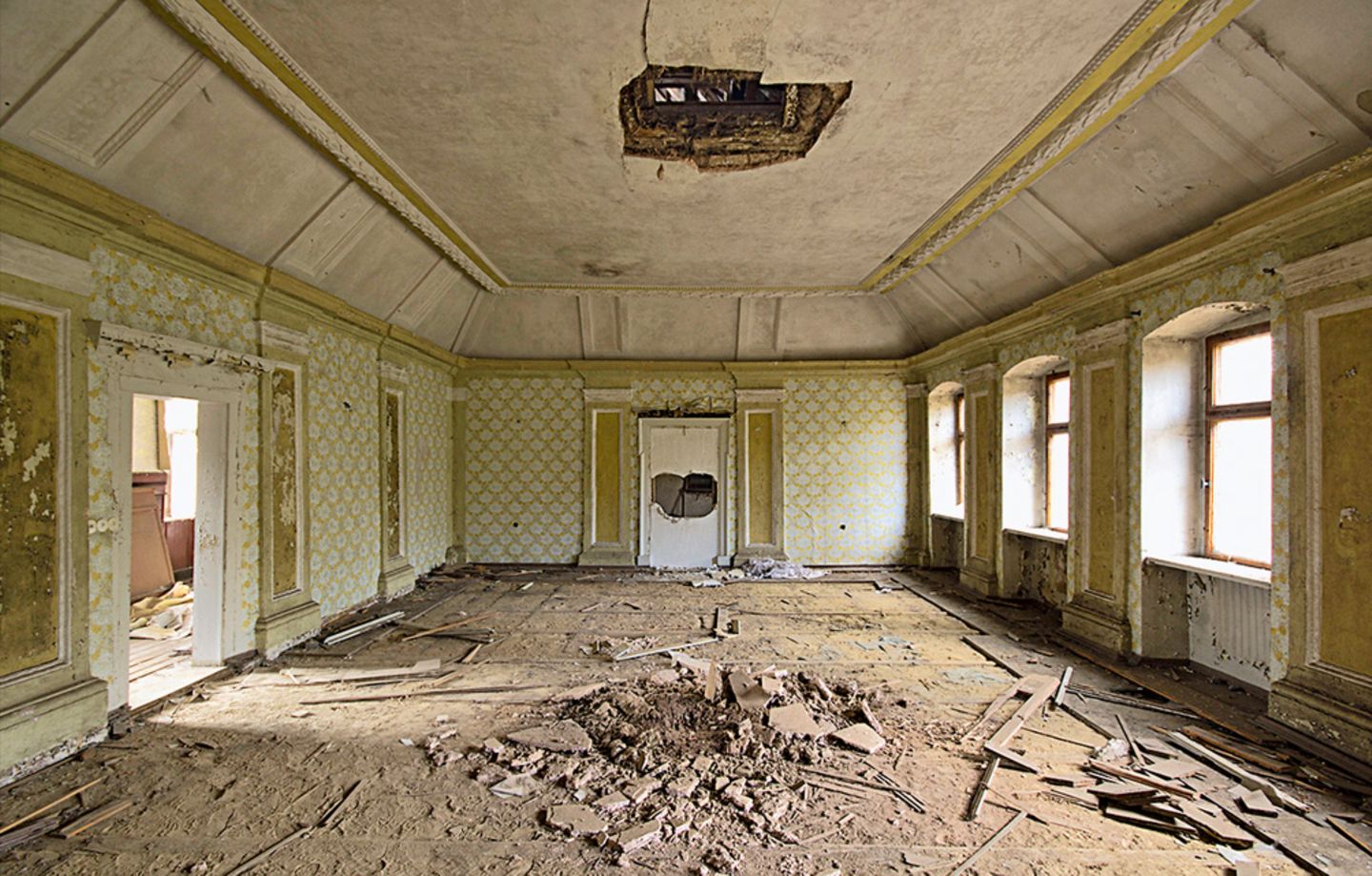 Jagdschloss Rathsfeld  Vorsicht, einstürzende Decke! Dieser Raum war einmal der fürstliche Salon. In das Anwesen zog im Sommer 1943, als in Berlin immer mehr Bomben fielen, das Rasse- und Siedlungshauptamt der SS ein.