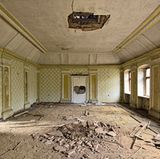 Jagdschloss Rathsfeld  Vorsicht, einstürzende Decke! Dieser Raum war einmal der fürstliche Salon. In das Anwesen zog im Sommer 1943, als in Berlin immer mehr Bomben fielen, das Rasse- und Siedlungshauptamt der SS ein.
