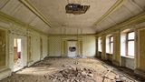 Jagdschloss Rathsfeld  Vorsicht, einstürzende Decke! Dieser Raum war einmal der fürstliche Salon. In das Anwesen zog im Sommer 1943, als in Berlin immer mehr Bomben fielen, das Rasse- und Siedlungshauptamt der SS ein.