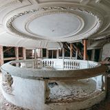 Jagdschloss Rathsfeld  Das Ende der barocken Pracht: Die Kapelle im Westflügel ist heute als solche kaum noch zu erkennen. Für 60.000 Mark verkaufte der Freistaat Thüringen die Schlossreste nach der Wende - "Untätigkeit lautet seitdem die Strategie", schreiben die Autoren.