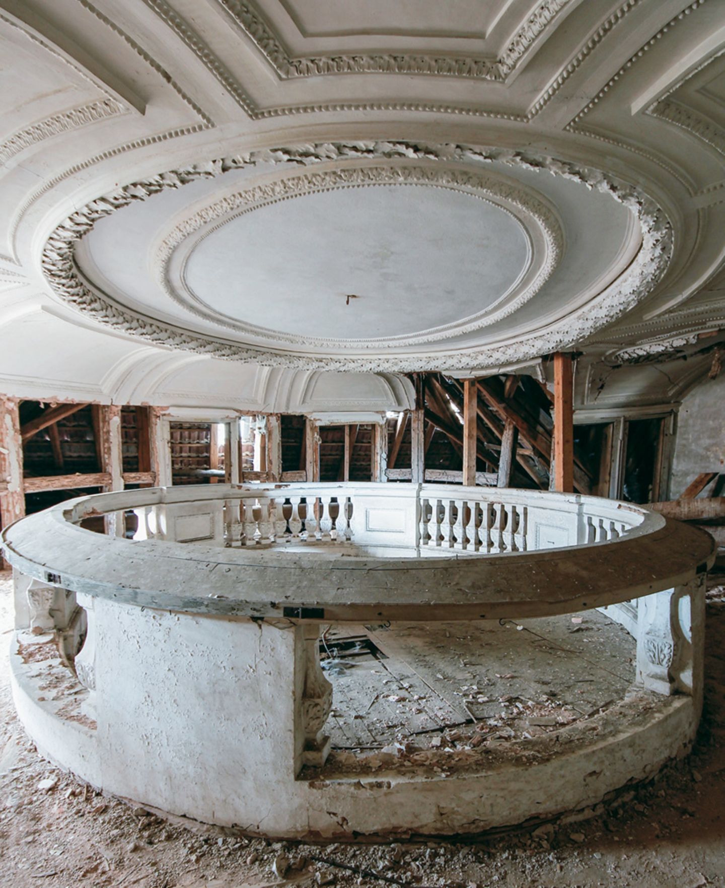 Lost Places in Deutschland: Jagdschloss Rathsfeld Das Ende der barocken Pracht: Die Kapelle im Westflügel ist heute als solche kaum noch zu erkennen. Für 60.000 Mark verkaufte der Freistaat Thüringen die Schlossreste nach der Wende - "Untätigkeit lautet seitdem die Strategie", schreiben die Autoren. Jagdschloss Rathsfeld Das Ende der barocken Pracht: Die Kapelle im Westflügel ist heute als solche kaum noch zu erkennen. Für 60.000 Mark verkaufte der Freistaat Thüringen die Schlossreste nach der Wende - "Untätigkeit lautet seitdem die Strategie", schreiben die Autoren.