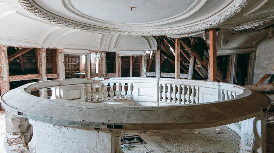 Jagdschloss Rathsfeld  Das Ende der barocken Pracht: Die Kapelle im Westflügel ist heute als solche kaum noch zu erkennen. Für 60.000 Mark verkaufte der Freistaat Thüringen die Schlossreste nach der Wende - "Untätigkeit lautet seitdem die Strategie", schreiben die Autoren.