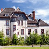 Rittergut Roschütz  Am Ortsrand von Gera führt die Milchstraße, so der Name der Straße, zum Herrenhaus des Rittergutes Roschütz, einst auch Sitz einer Porzellanmanufaktur.