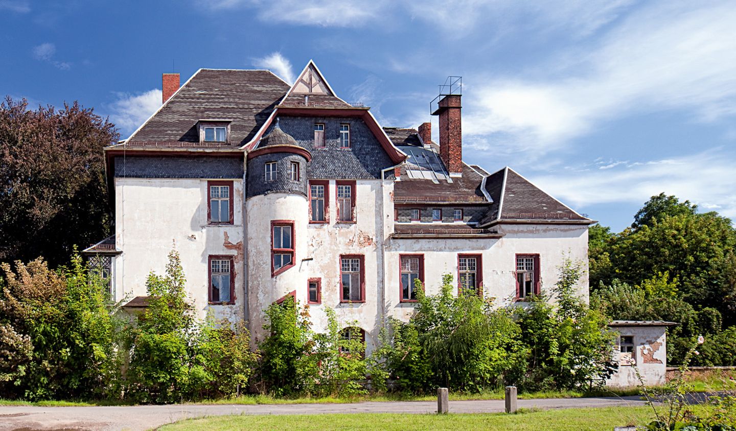 Rittergut Roschütz  Am Ortsrand von Gera führt die Milchstraße, so der Name der Straße, zum Herrenhaus des Rittergutes Roschütz, einst auch Sitz einer Porzellanmanufaktur.