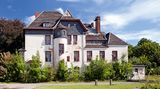 Rittergut Roschütz  Am Ortsrand von Gera führt die Milchstraße, so der Name der Straße, zum Herrenhaus des Rittergutes Roschütz, einst auch Sitz einer Porzellanmanufaktur.