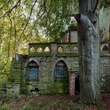 Rittergut Roschütz  Nach dem Auszug der adeligen Besitzer übernahmen Großindustrielle das Gebäudeensemble. In der Nazi-Zeit wurde das Rittergut zum Reicharbeitsdienstlager für Mädchen. Nach dem Zweiten Weltkrieg machte die Rote Armee aus dem Anwesen ein Lazarett.