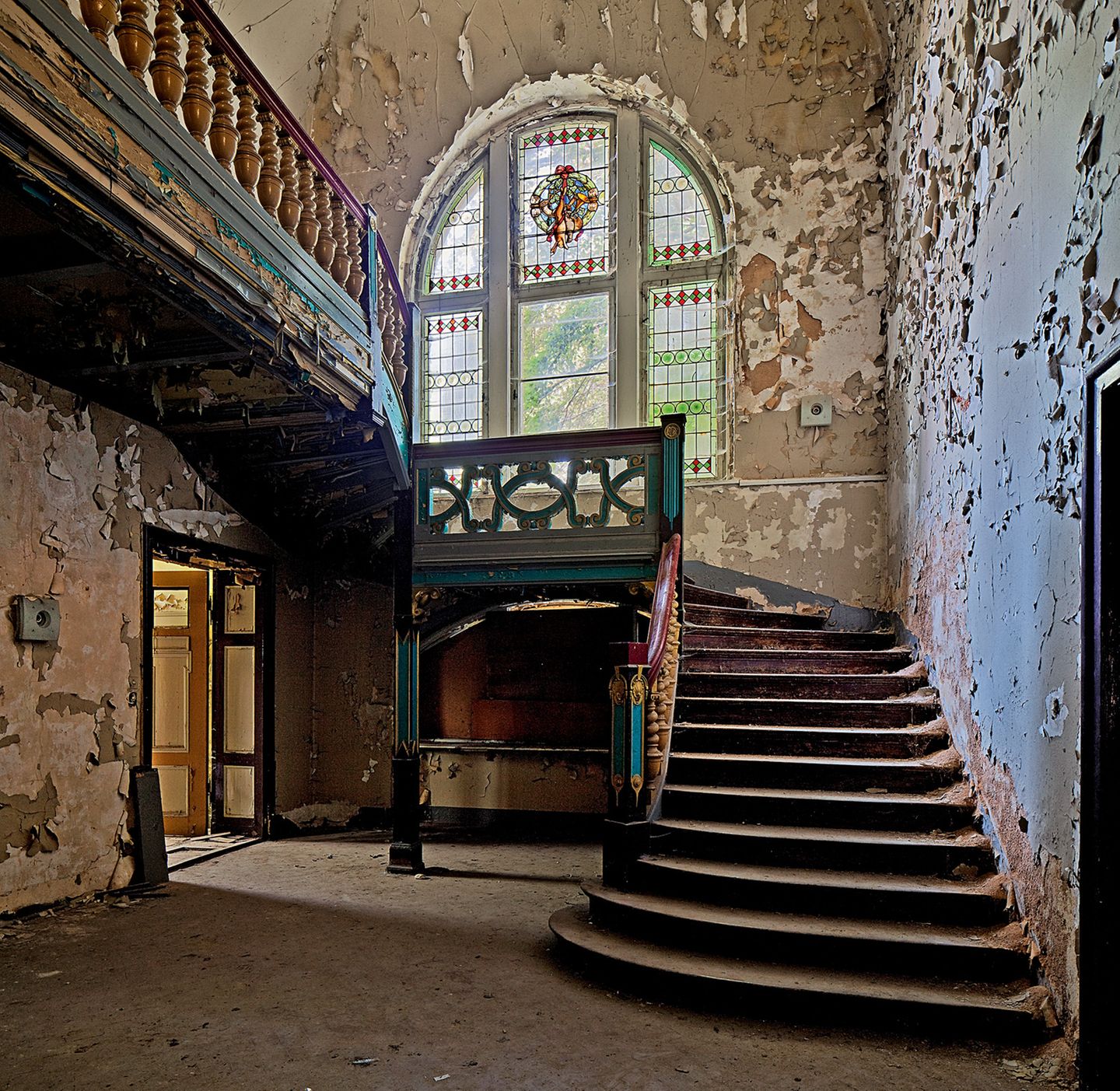 Rittergut Roschütz  Das herrschaftliche Treppenhaus: Noch steht das Rittergut mit seiner wechselvollen Geschichte auf der Liste der Kulturdenkmäler Geras.