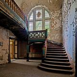 Rittergut Roschütz  Das herrschaftliche Treppenhaus: Noch steht das Rittergut mit seiner wechselvollen Geschichte auf der Liste der Kulturdenkmäler Geras.