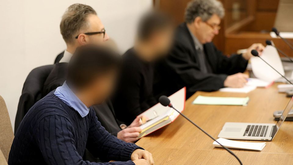 Die beiden Raser von Köln - hier bei einer Gerichtsverhandlung im Dezember - müssen nun doch ins Gefängnis