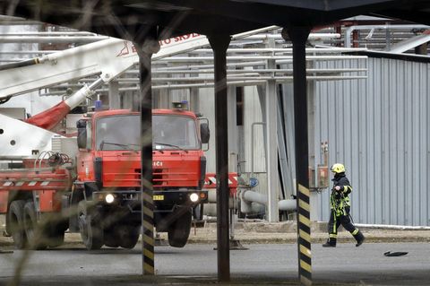 Rettungskräfte vor dem Unfallort in Tschechien