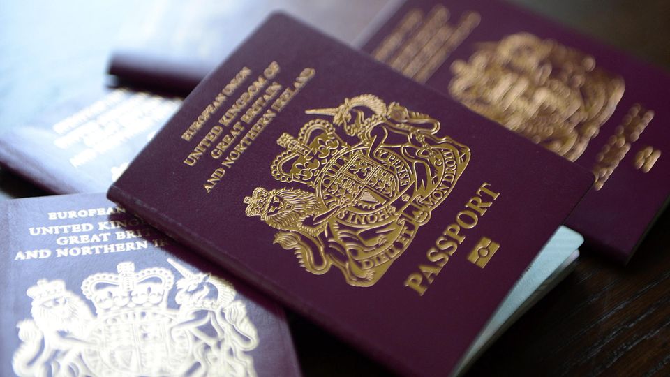 Britische EU-Pässe liegen auf einem Tisch. Nach dem Austritt Großbritanniens aus der EU sollen die Briten wieder dunkelblaue Reisepässe bekommen. Britische EU-Pässe liegen auf einem Tisch.