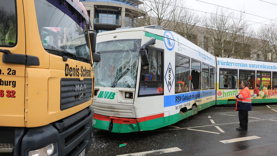 Nachrichten Deutschland Magdeburg In Magdeburg kollidierte eine Straßenbahn mit einem Lkw