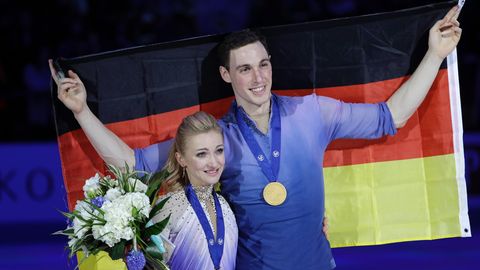 Die Olympiasieger Aljona Savchenko und Bruno Massot (Eiskunstlauf)