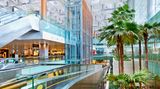 Platz 1: Singapore Changi (SIN)  Schon im sechsten Jahr in Folge steht bei den World Airport Awards der Flughafen des Stadtstaates Singapur auf dem Siegertreppchen. Der Changi Airport ist damit der beste von insgesamt 550 internationalen Flughäfen, die zur Wahl standen. In Changi haben Singapore Airlines ihr Drehkreuz.
