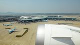 Platz 2: Incheon International Airport (ICN)  Vom Rang 3 konnte sich in der Gunst der Flugreisenden der größte Airport von Südkorea verbessern. Der 50 Kilometer westlich von Seoul gelegene Flughafen hat im Januar 2018 ein zweites Terminal eröffnet, das von Korean Air und den Skyteam-Partnern benutzt wird.