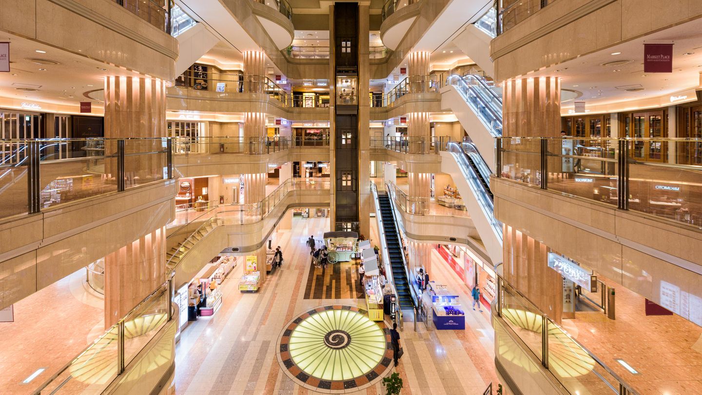 Platz 3: Tokio Haneda (HND)  Um eine Position verbesserte sich der näher am Zentrum von Tokio gelegene Airport Haneda. Der Flughafen ist für seinen schnellen und verlässlichen Gepäck-Service bekannt und hat in diesem Jahr auch die Auszeichnung "World's Cleanest Airport" erhalten.