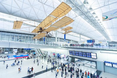 Platz 4: International Airport Hongkong (HKG)  Der Sieger des Jahres 2012, Hongkong, hat in Asien viele Mitbewerber, die alle Top-Niveau besitzen. Im Vorjahr lag der Heimatflughafen von Cathay Pacific noch auf Rang 5.